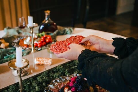 Sett sammen et bord med portugisiske oster, pølser og antipasti