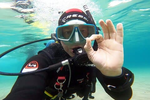Descubre la experiencia de buceo en grupos pequeños en Nea Makri, Atenas