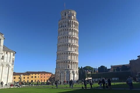 PRIVAT TRANSFER fra Firenze til Cinque Terre med stop i Lucca og Pisa