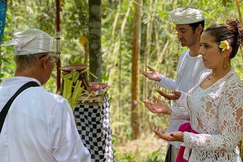 bali heilige natürliche heilung mit priester.