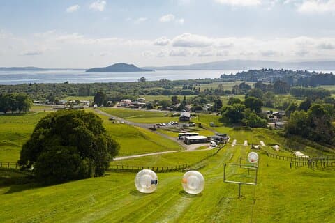Paseo de bola inflable de Zorb desde el Monte Ngongotaha en Nueva Zelanda