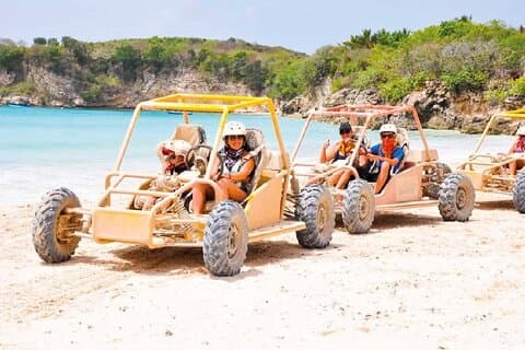 Incroyable excursion d'aventure en buggy dans les dunes de la campagne