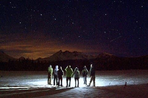 Tour con le ciaspole al chiaro di luna della foresta nazionale di Tahoe sotto un cielo stellato