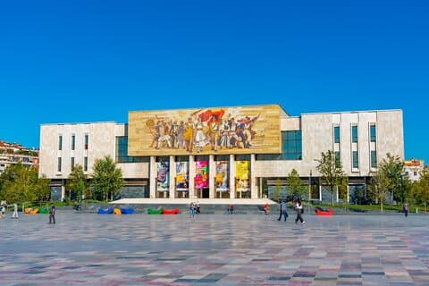 Passeio de patrimônio privado em Tirana histórica
