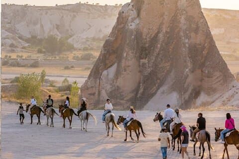 2 timmars ridtur genom Cappadocias dalar