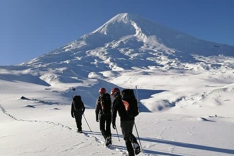 プコンからのリャマ火山のガイド付き登山