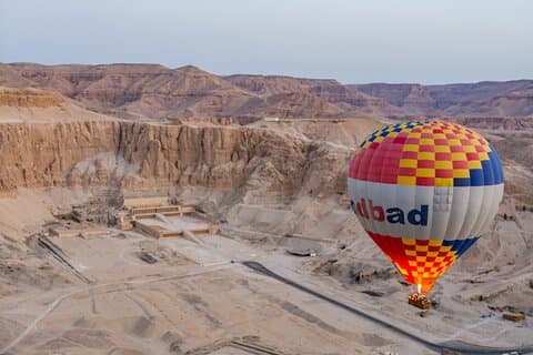Passeio de balão privado sobre Luxor ao nascer do sol