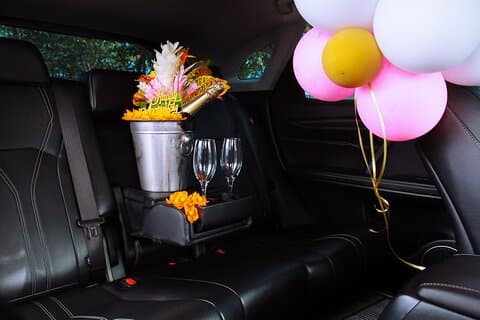 UVF Luxury Transfers & Fast Track - Feiern Sie besondere Anlässe (Hin- und Rückfahrt)
