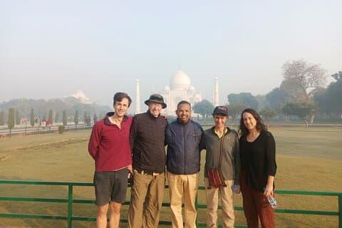 Tour di un giorno all'alba del Taj Mahal e del forte di Agra da Delhi - All Inclusive