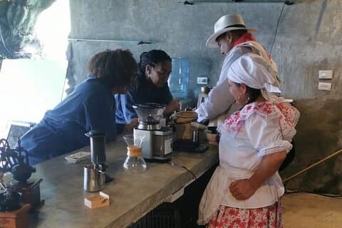 Medellin Barista Workshop in una piantagione di caffè colombiana