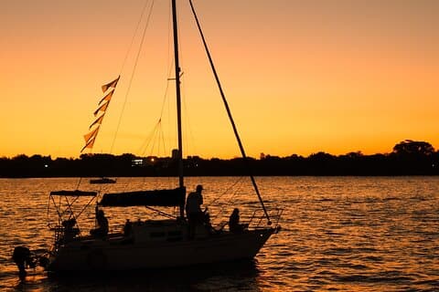 "PASEO EN VELERO: Tango y Choripan (comida típica argentina)