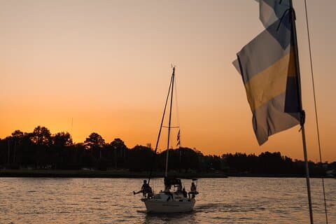 Navegá por el Río de la Plata con un buen vino y escuchando tango Argentino.