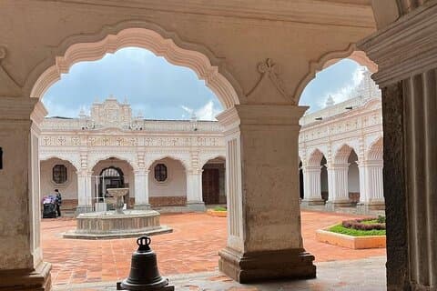 Passeio cultural a pé por Antígua
