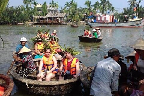 Vivez une promenade en bateau-panier avec la population locale à Hoi An