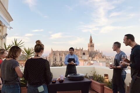 Sevilla : Paellaklass med liten grupp på taket och Sangria-parning
