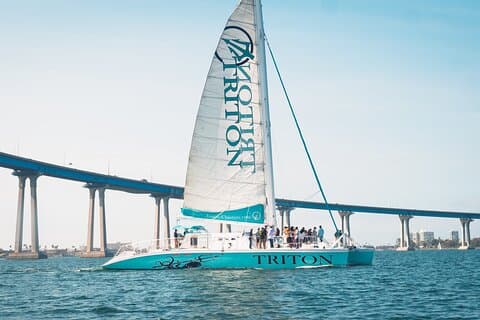 Crucero por el puerto de San Diego en el catamarán más grande de San Diego