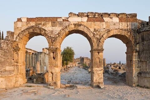 Tour de día completo de Kusadasi a la historia de Pamukkale y las aguas termales