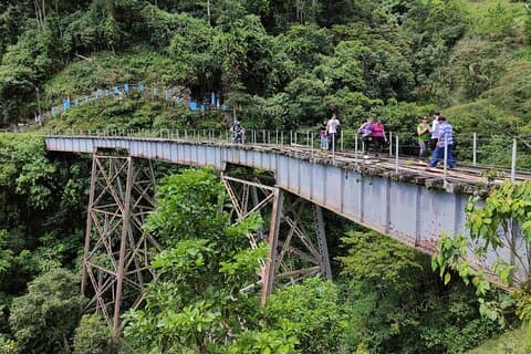 Caminhada privada até a linha férrea oculta perto de Medellín