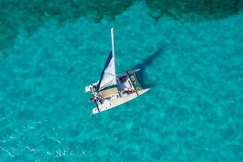 Tour in catamarano di un'intera giornata a Isla Mujeres - Buffet, Open Bar e ritiro