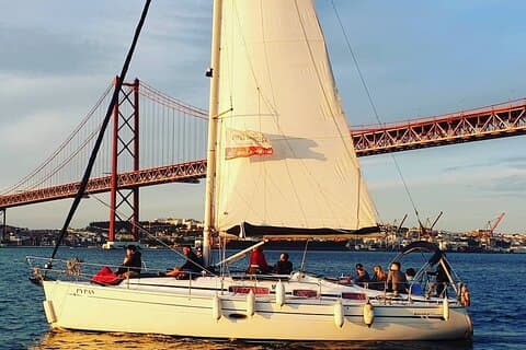 Paseo en velero por el río Tejo con traslado privado