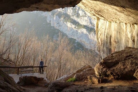 Incroyable visite de la grotte de Pellumbas et du canyon d'Erzeni avec transfert privé