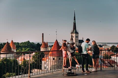 Tour a piedi audio privato autoguidato nel centro storico di Tallinn