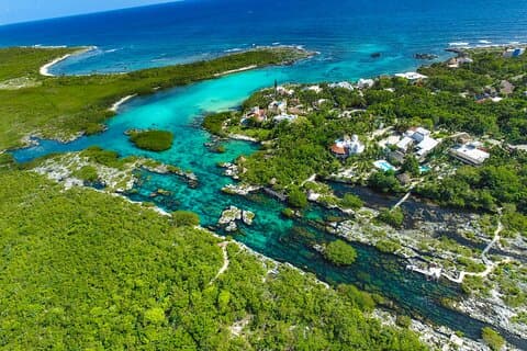 Cenote; Schnorcheln und Fotos mit bunten Fischen