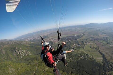 Aventura guiada en parapente de día completo con almuerzo en Koprivshtica