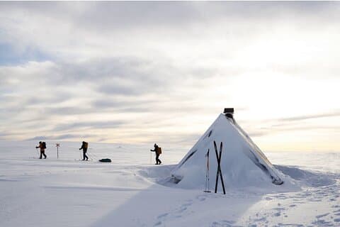 Esquí de travesía y diversión invernal en la meseta montañosa de Fulufjallet