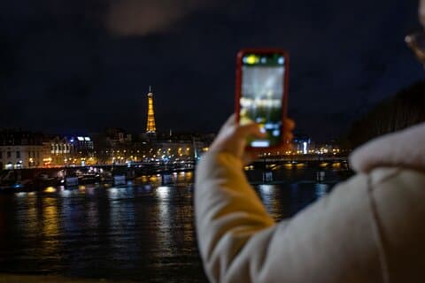 Paris aften vandretur gennem byen af lys