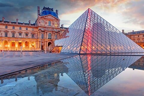 Visite privée d'une demi-journée de voitures anciennes à Paris Louvre et prise en charge à l'hôtel