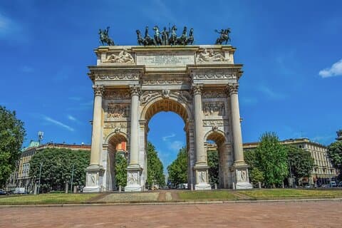 Private Transfer From Bologna To Milan With a 2 Hour Stop