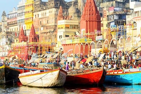 Excursión de día completo a Varanasi con paseo en bote y ceremonia nocturna de Aarti