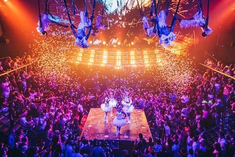 Tour guidato privato di 4 ore VIP Coco Bongo e Club Hopping