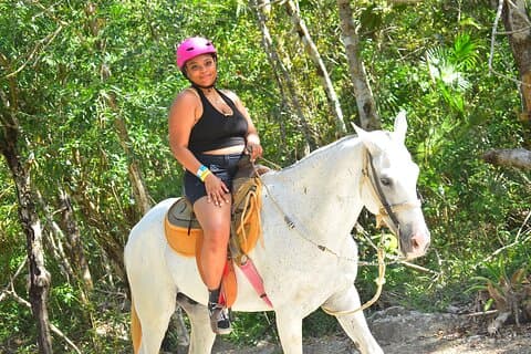 Équitation, VTT, tyroliennes, cénote, pont suspendu, déjeuner et aller-retour inclus