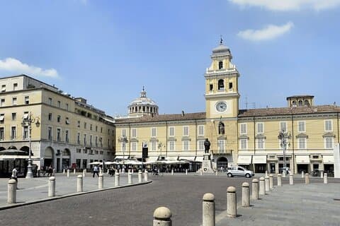 Private Transfer From Milan To Parma With a 2 Hour Stop