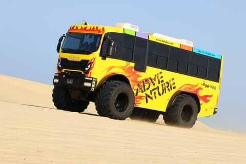 Aventure dans le désert en Monster Bus : traversée des dunes et sandboard