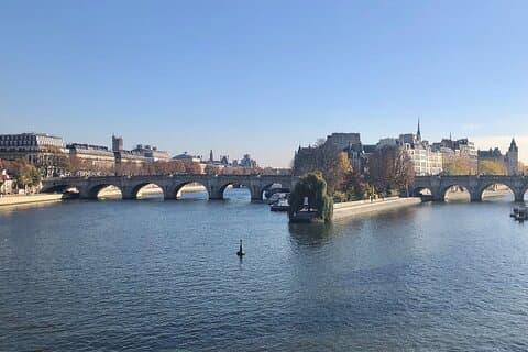 La Parigi degli amanti del cinema cammina con un locale