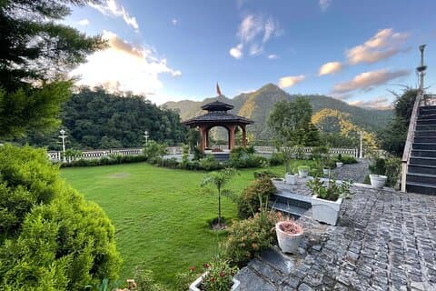 Treinamento de professores de ioga de 21 dias em Rishikesh com acomodação