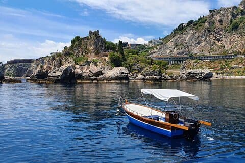Excursión en barco guiada privada de medio día en Taormina