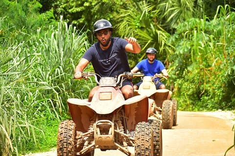 Grande aventure au milieu de la jungle. Expérience VTT, tyroliennes et cénote