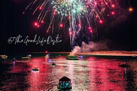 Restauranter i nærheten av Tikis Fireworks Cruise
