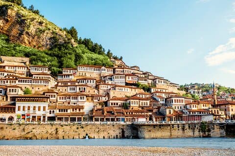 Da Tirana: Tour di 1 giorno di Berat UNESCO e Lago Belshi