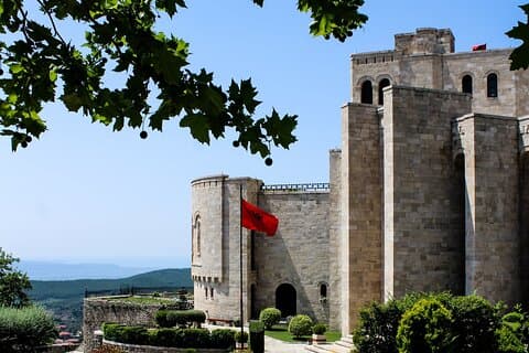 Vanuit Tirana: Kruja kasteel, Oude Bazaar & Sarisalltik uitzichtpunt