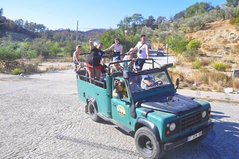 Tour in Jeep Safari a Side Green Lake