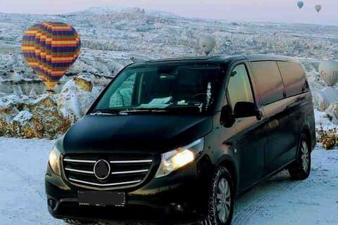 Tour rosso privato della Cappadocia con auto di lusso