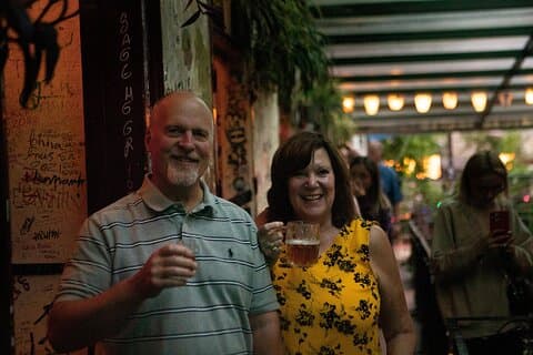 Excursão a pé privada pelos bares das ruínas de Budapeste com bebidas e lanches
