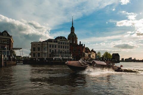 Fælles guidet vandre- og bådtur gennem historiske Dordrecht