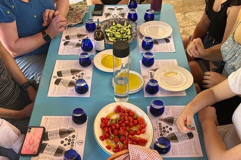 Degustação de azeite orgânico de Corfu na fazenda familiar