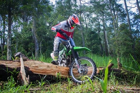 Excursão de bicicleta de sujeira Enduro em Bali por 2 dias